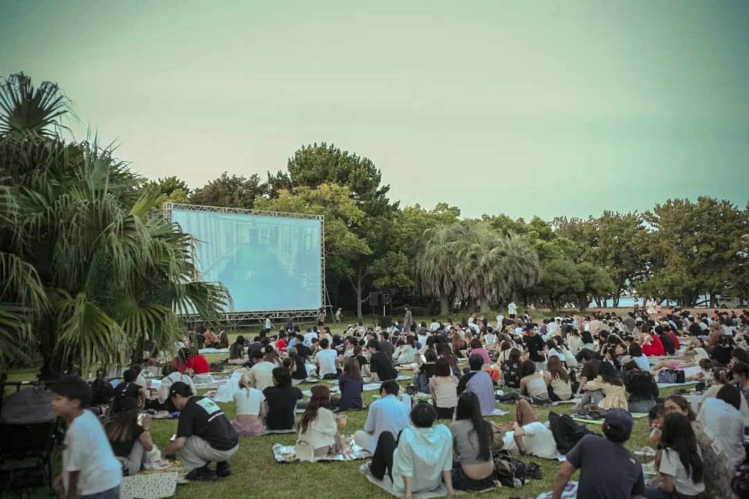 星空の下、芝生に寝転んで名シネマを。夏の夜限定「ザ・シネマナイト フクオカ」